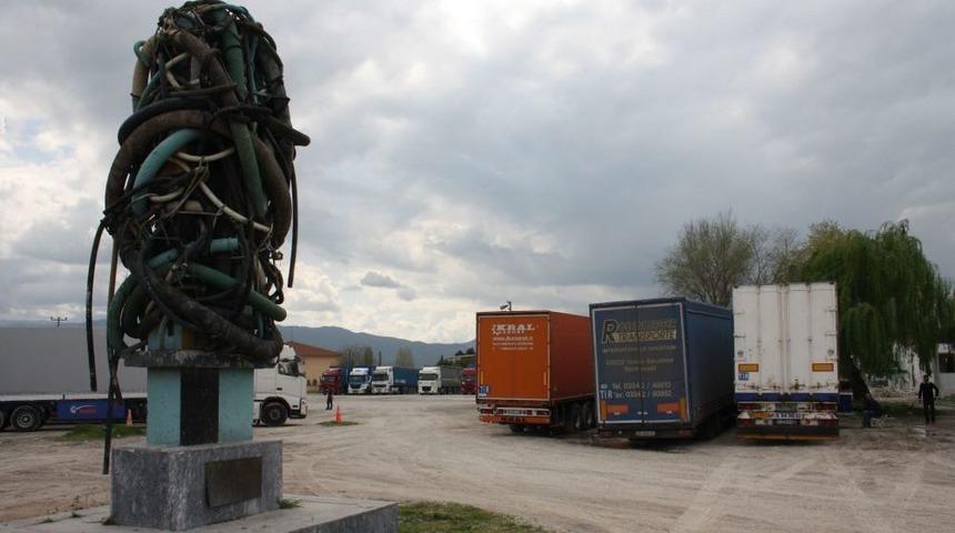 İsrailli Sanat&ccedil;ının Yaptığı Deprem Anıtı TIR Garajının Ortasında Kaldı