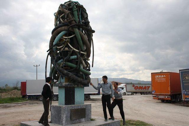 İsrailli Sanatçının Yaptığı Deprem Anıtı TIR Garajının Ortasında Kaldı