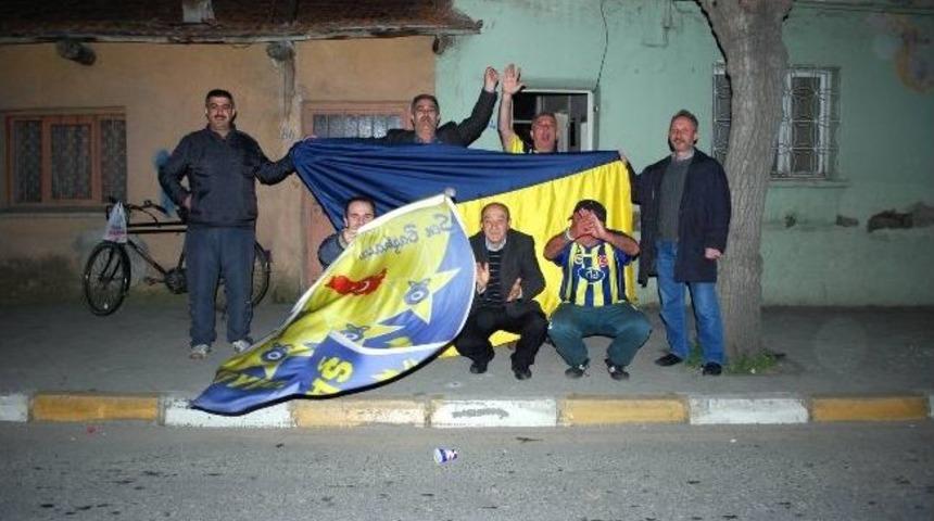Salihli&rsquo;de Fenerbah&ccedil;e Taraftarları Sabaha Kadar Uyumadı