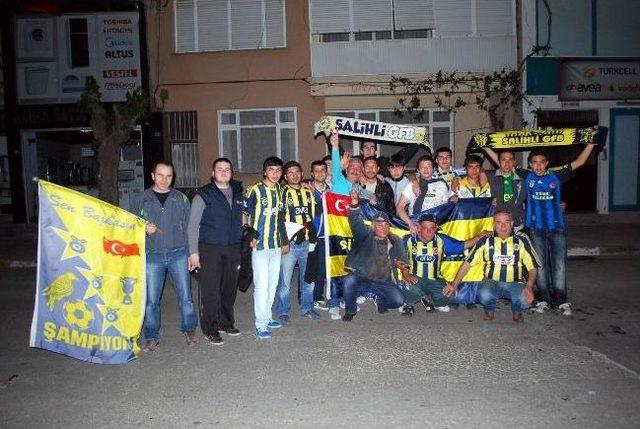 Salihli’de Fenerbahçe Taraftarları Sabaha Kadar Uyumadı