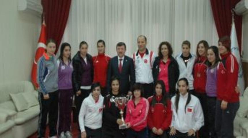 İzmirli Bayan G&uuml;reş&ccedil;ilerden B&uuml;y&uuml;k Başarı