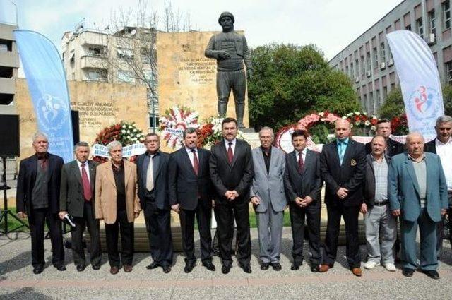 Kurtdereli Mehmet Pehlivan Törenle Anıldı