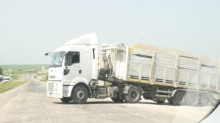 Karayolunun Ortasında Y&uuml;k Boşaltan Kamyon Trafiği Aksattı