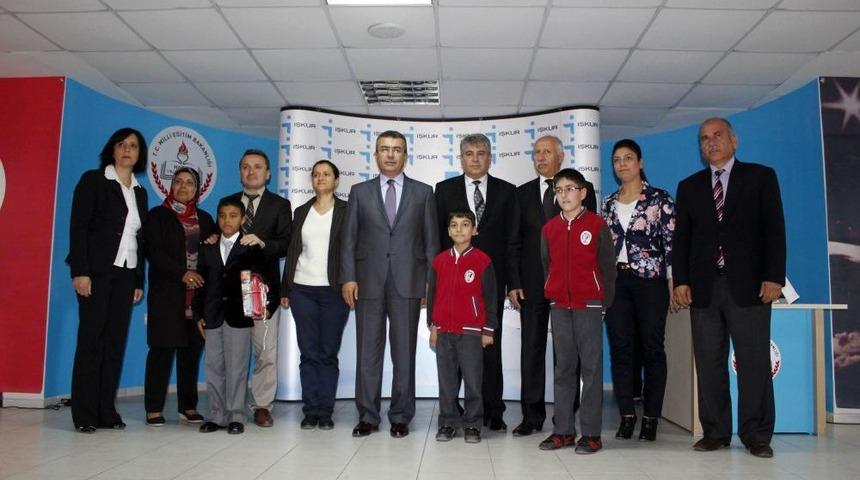 Dereceye Giren Minik Ressamlara &Ouml;d&uuml;lleri Verildi