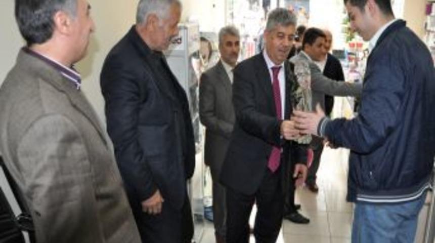 G&uuml;llerin Efendisi I&ccedil;in G&uuml;l Dağıttılar