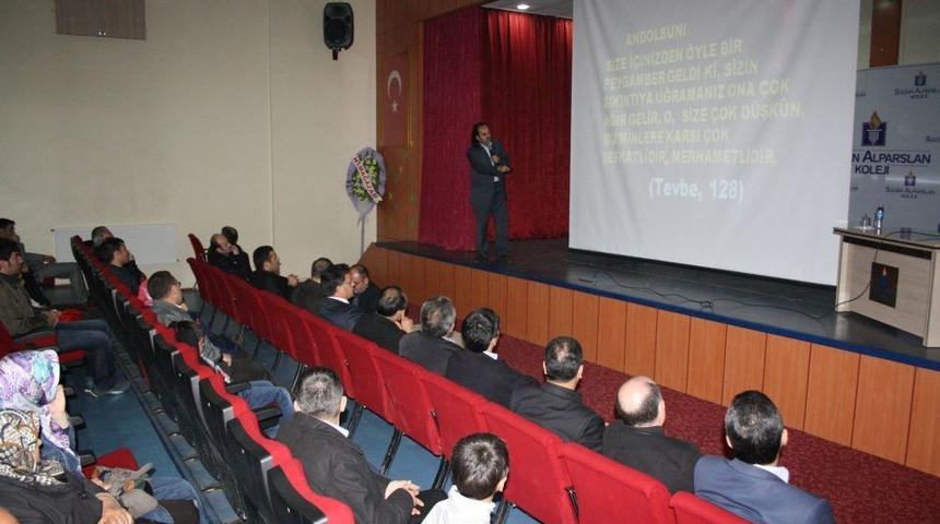 Ak&ccedil;or: 12 İslam &Uuml;lkesinin Bayrağındaki Hilal, Ay Allah Ve Resul&uuml;n&uuml; Temsil Ediyor