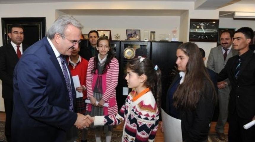 Vali Karaloğlu Başarılı &Ouml;ğrencileri &Ouml;d&uuml;llendirdi