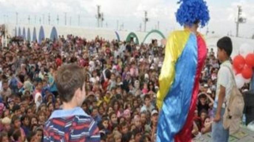 Malatyalı Tiyatroculardan Suriyeli &Ccedil;ocuklara G&ouml;steri