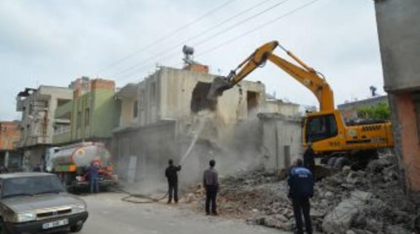 Mithatpaşa'da yıkım s&uuml;r&uuml;yor