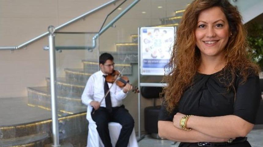 Hastanede M&uuml;zikli Karşılama