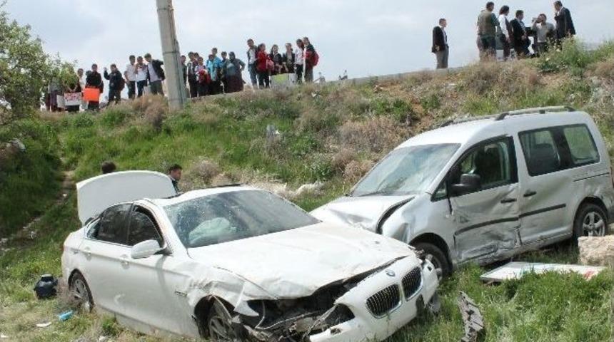 &Ccedil;arpışan Ara&ccedil;lar Şarampole U&ccedil;tu: 4 Yaralı