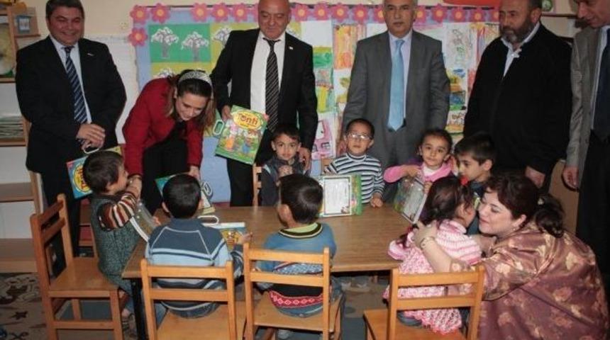 Kızılay&rsquo;dan &Ouml;ğrencilere Kitap Ve &Ccedil;alışma Seti Hediyesi