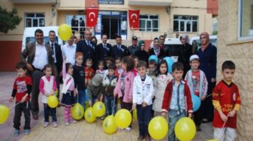 &Ouml;ğrencilerden Polislere Karanfil