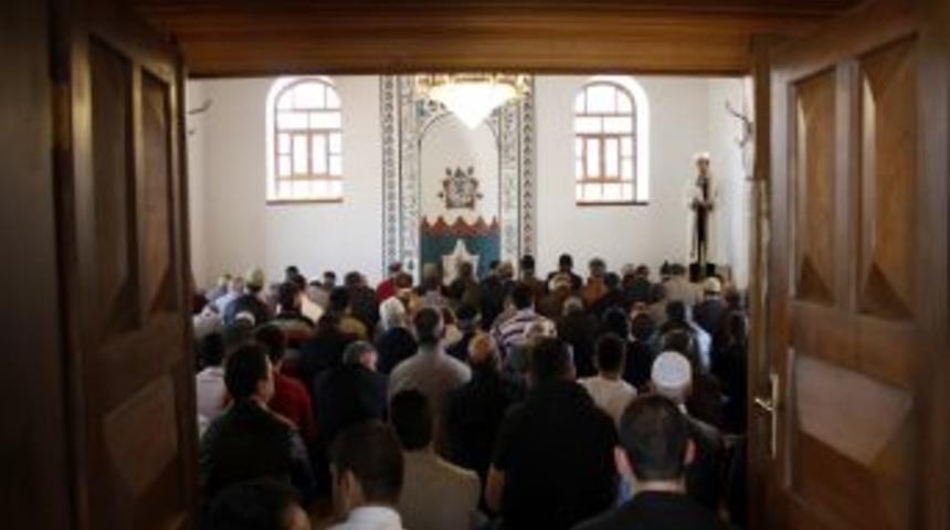 CHP&rsquo;li Belediyenin K&uuml;t&uuml;phane Yaptığı 700 Yıllık Cami Ibadete A&ccedil;ıldı