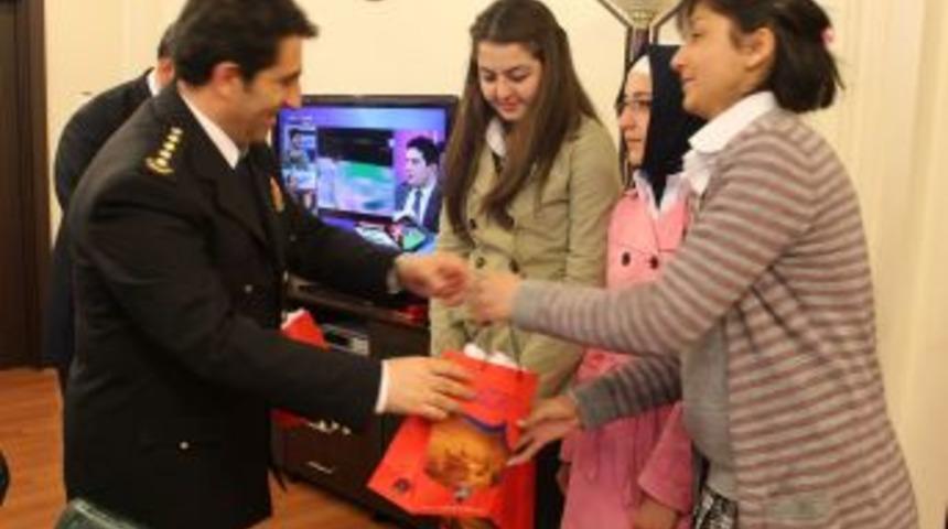 Ağrı Gen&ccedil;lik Merkezi, Polis Haftası'nı Kutladı