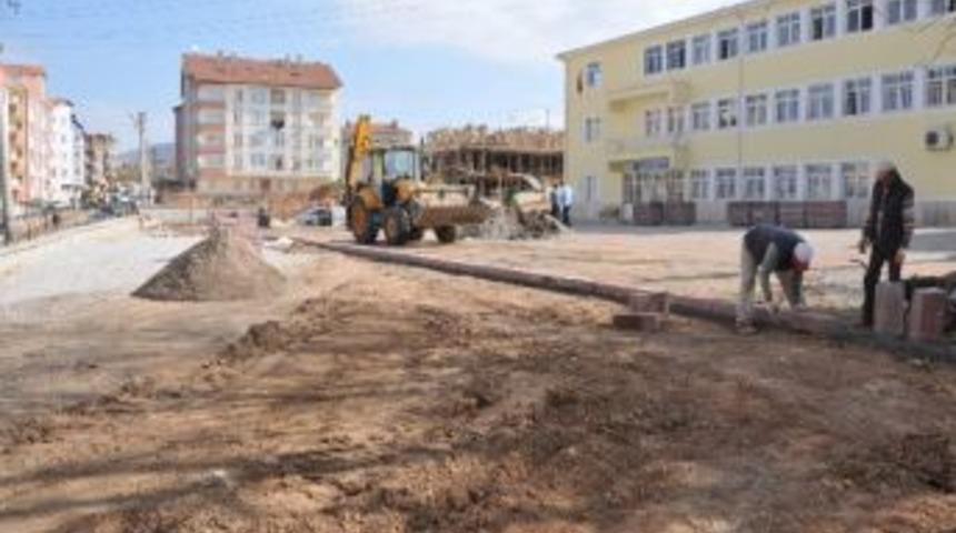 Okul Bah&ccedil;elerinde D&uuml;zenleme &Ccedil;alışmaları Yapılıyor