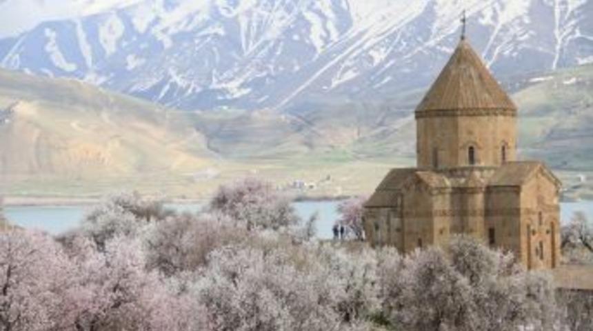Akdamar Adası Badem &Ccedil;i&ccedil;ekleriyle S&uuml;slendi