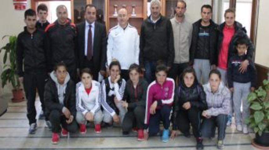 Erim, Atletizmde Zirve Yapan Atletleri Tebrik Etti