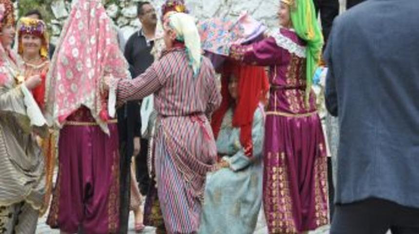 Japon &Ccedil;ift, Soma'da T&uuml;rk Usul&uuml; D&uuml;ğ&uuml;nle Evlendi