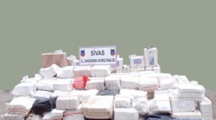 Ot Taşıyan Kamyonda 92 Bin 110 Paket Ka&ccedil;ak Sigara Ele Ge&ccedil;irildi