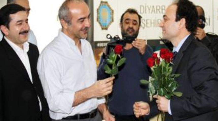 Baydemir'in Akil Insanlar Heyetini G&uuml;llerle Karşıladı