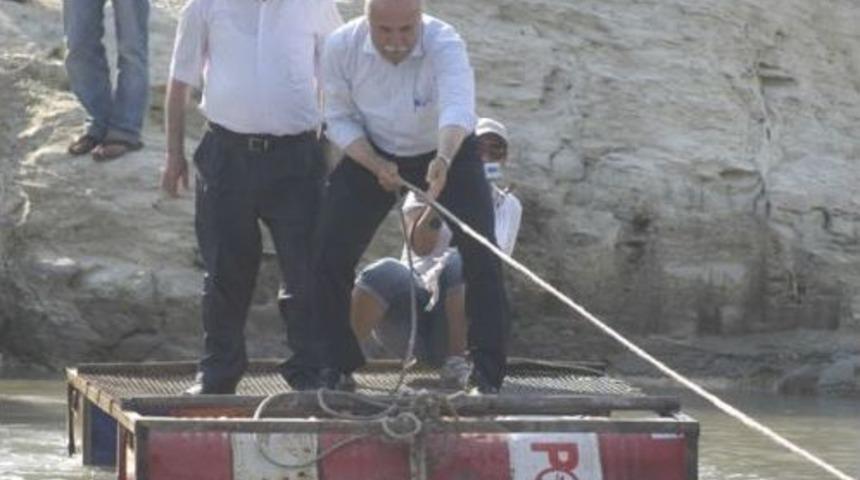 Milletvekilinin Sandalla Ge&ccedil;tiği Derenin &Uuml;zerine K&ouml;pr&uuml; Yapılıyor