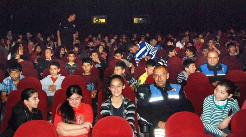 Bin &Ouml;ğrenci &lsquo;&Ccedil;anakkale Yolun Sonu&rsquo; Filmini Izledi