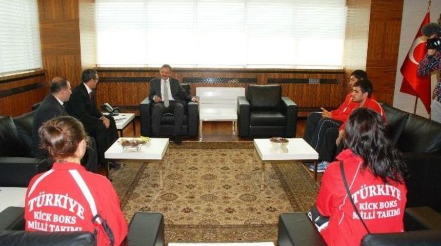 Altın Yumruklara Altın &Ouml;ğ&uuml;tler