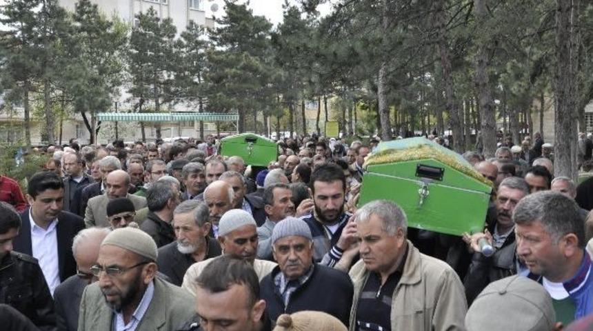 Merdaneyle &Ouml;ld&uuml;r&uuml;len Anne Ve Kızı Defnedildi
