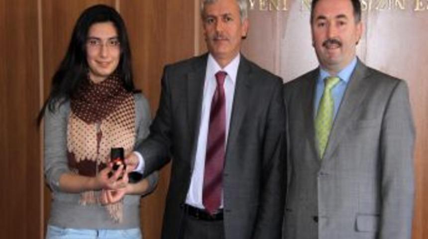 Polatlı Milli Eğitim M&uuml;d&uuml;r&uuml; Doğan, YGS Birincisini &Ouml;d&uuml;llendirdi