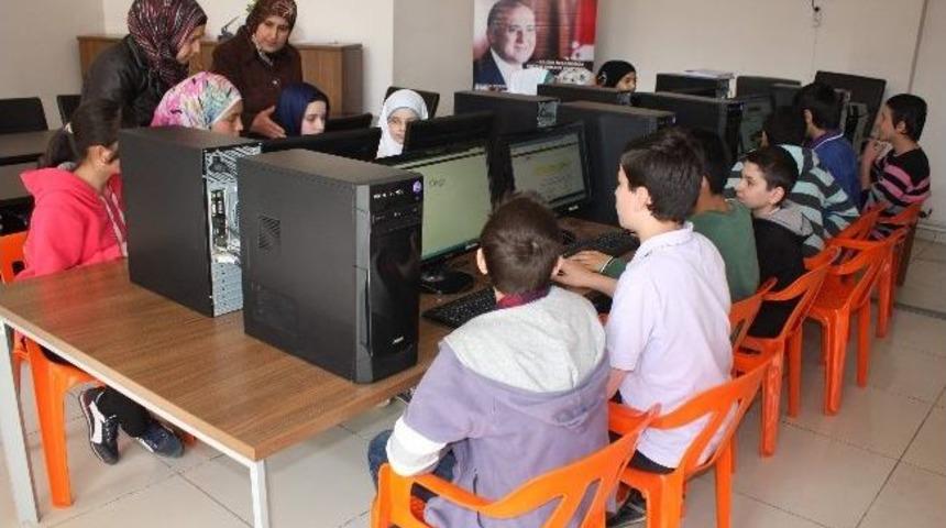 Suriyeli &Ouml;ğrecilerin Bilgisayar Sevinci