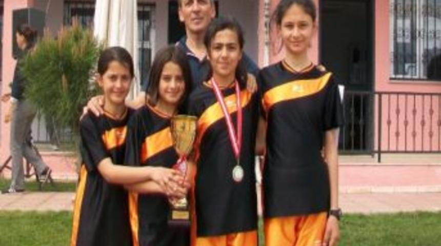 Burhaniyeli Kızlar Balıkesir Şampiyonu