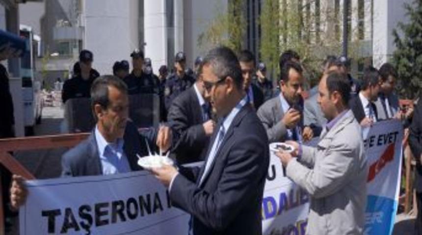 &Ccedil;alışma Bakanlığı'nda 'peynir Ve Zeytinli' Protesto