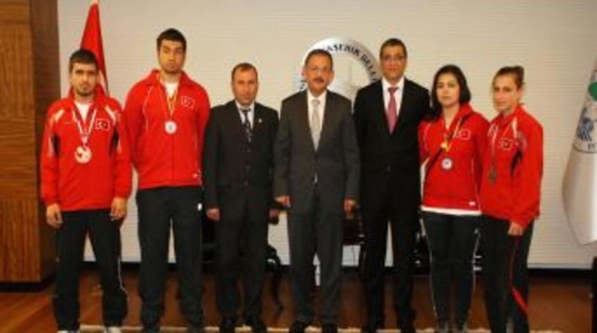 Başkan &Ouml;zhaseki, Sporcuları Altınla &Ouml;d&uuml;llendirdi