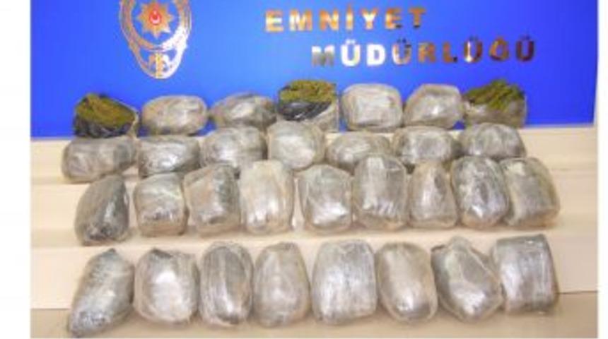 Zehir Taciri Kadın, Kuşağında Uyuşturucu Taşırken Yakalandı