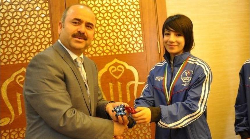 Vali Aydın'dan Bayan G&uuml;reş&ccedil;ilere Altın