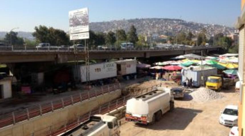 AK Parti Konak İl&ccedil;e Başkanı &Ouml;tn&uuml;, Pazaryerinin Kaldırılmasına Tepki G&ouml;sterdi