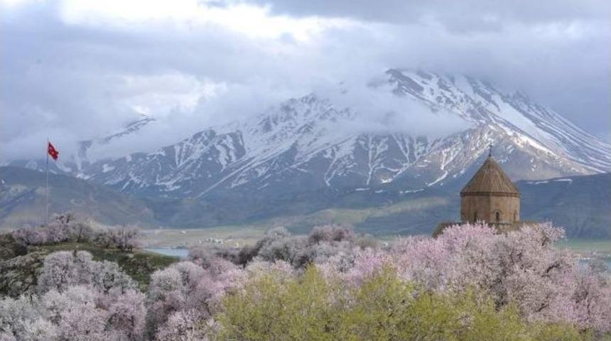 Akdamar Adası Beyaza B&uuml;r&uuml;nd&uuml;