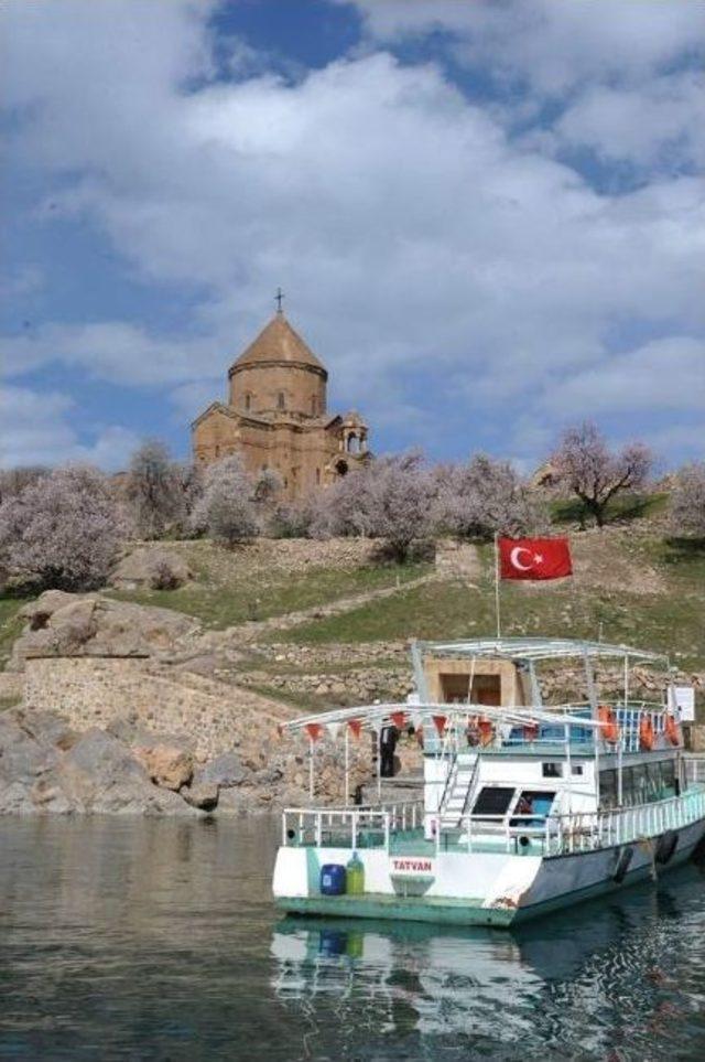 Akdamar Adası Beyaza Büründü