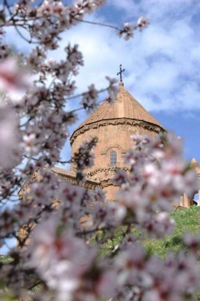 Akdamar Adası Beyaza Büründü