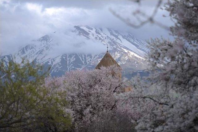 Akdamar Adası Beyaza Büründü