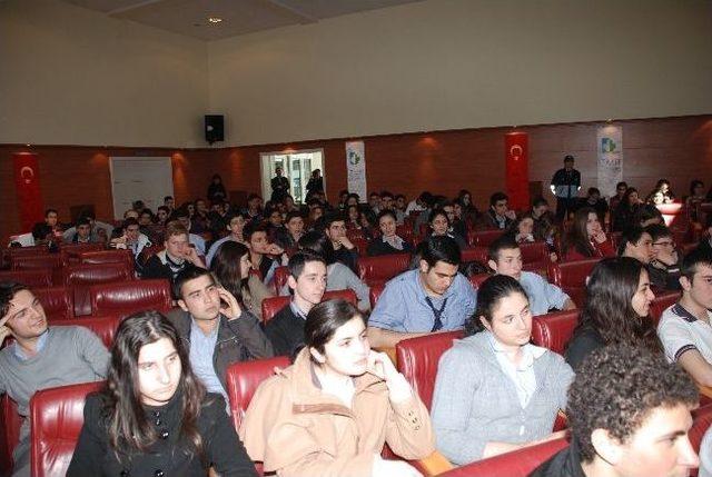 İzmitli Gençlere Sosyal Medya Semineri