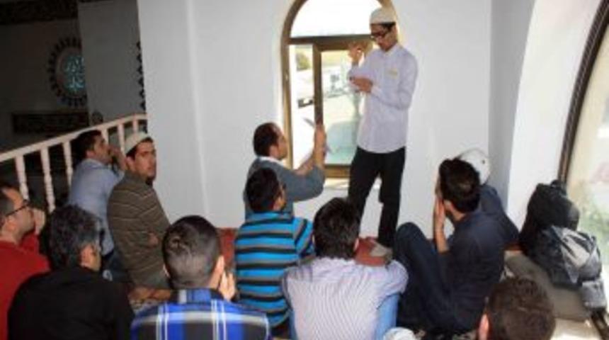 Hutbe Işaret Diline &Ccedil;evrilince Işitme Engellilerin Cumaya Ilgisi Arttı