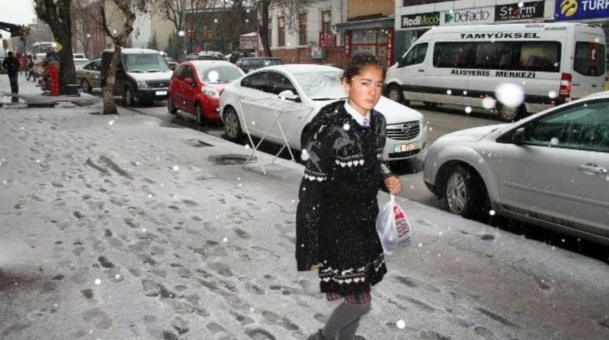 Kars&rsquo;ta Dolu Ve Kar Etkili Oldu