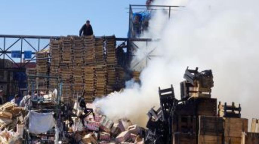 Haldeki Meyve-sebze Kasaları Yandı