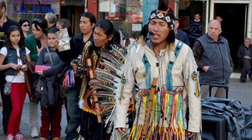 Kızılderililer Balıkesir Sokaklarında Dans Etti