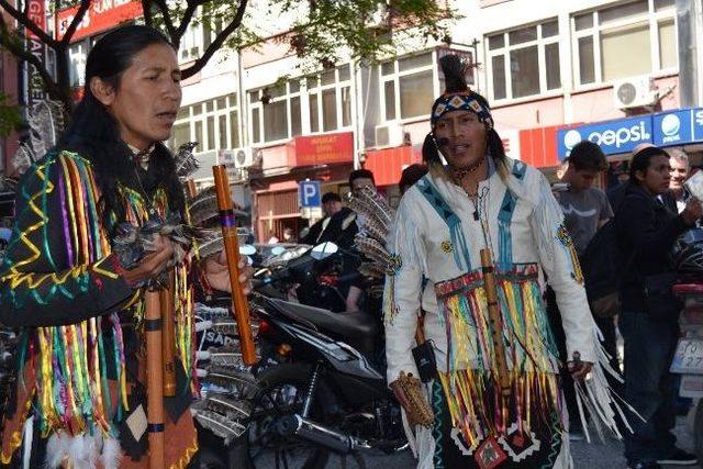 Kızılderililer Balıkesir Sokaklarında Dans Etti