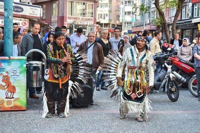 Kızılderililer Balıkesir Sokaklarında Dans Etti