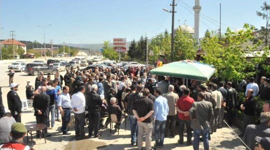 &Uuml;&ccedil;k&ouml;pr&uuml; K&ouml;y&uuml; Halkı Kavşak İstiyor