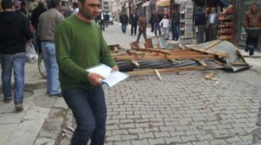Erciş&rsquo;te İşyerinin &Ccedil;atısı Fırtınaya Dayanamadı